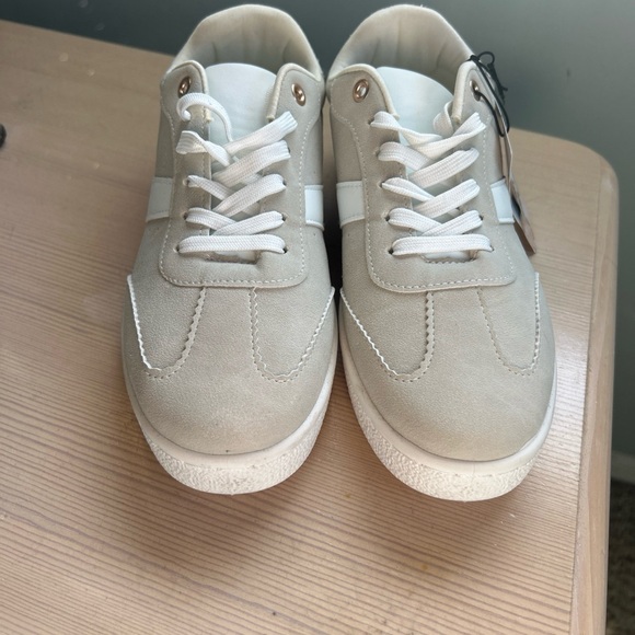 Sincerly Jules Shoes - NWT Sincerely Jules Comfort Women's Memory Foam Sneakers Beige Size 7.5